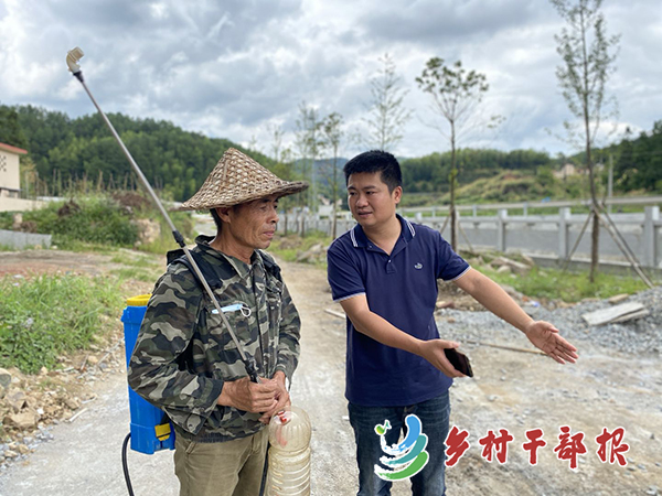 郭梅峰（右一）與村已協(xié)商修路征土問題2.jpg