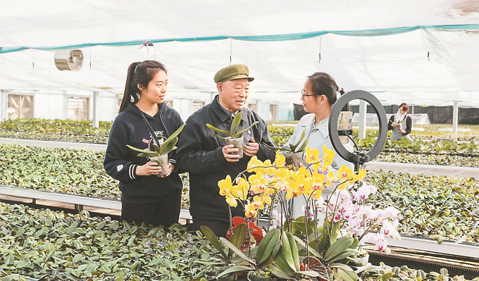 吳金印向青年干部傳授“產業經”。 （唐莊鎮黨政辦供圖）.jpg