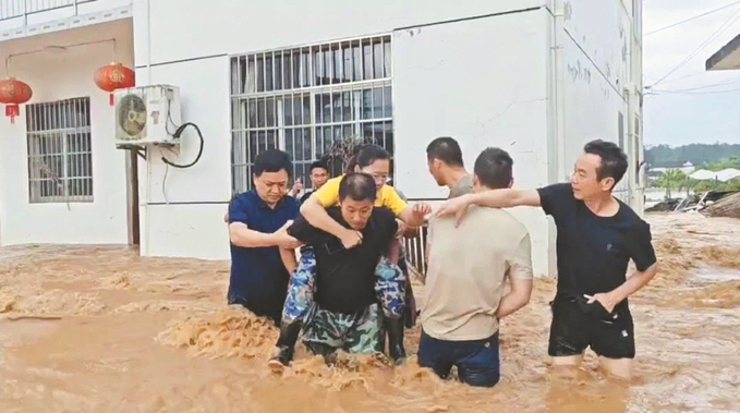 陽湖鎮(zhèn)黨員干部帶頭救助受災群眾。 （屯溪區(qū)委組織部供圖）.jpg