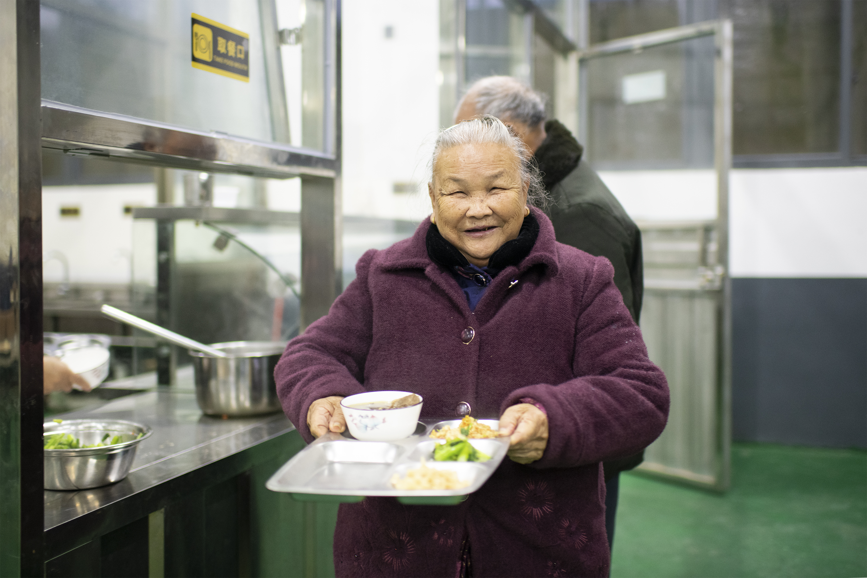 83歲老人陳才鳳在江上村長者食堂用餐。陳昌村  攝.jpg